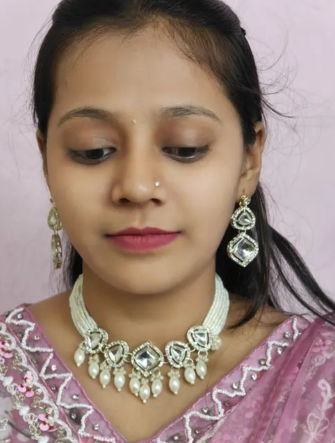 Gifty Beautiful light gold necklace